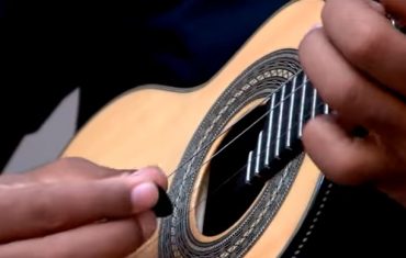 como tocar cavaquinho iniciantes 370x235 - Cavaquinho